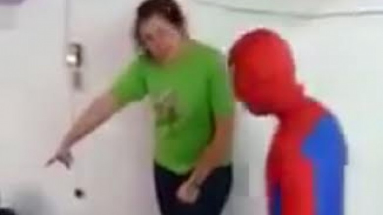 “Spidermani” u lëndua keq në një festë të fëmijëve (Video)