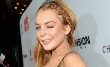 Lohan bëhet myslimane? Shfaqet me Kuran në dorë (Foto)