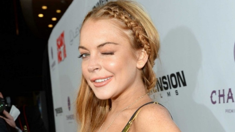 Lohan bëhet myslimane? Shfaqet me Kuran në dorë (Foto)