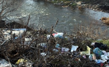 Mbeturina të hedhura skaj Vardarit në Kondovë!