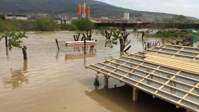 Lumi Sitnica rrezikon disa pjesë të Mitrovicës