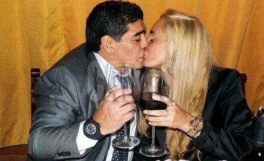 Maradona kërkon bekimin e Papës për martesën e dytë