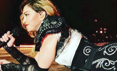 Skandaloze! Madonna shfaqet e dehur në skenë, sdi çka flet (Video)