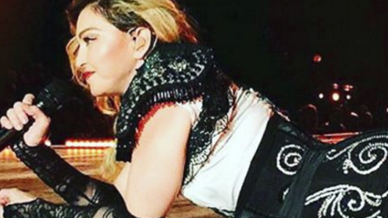 Skandaloze! Madonna shfaqet e dehur në skenë, sdi çka flet (Video)