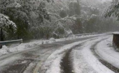 Rrugë me reshje të dendura të borës dhe ndërprerje për automjetet e rënda në Maqedoni