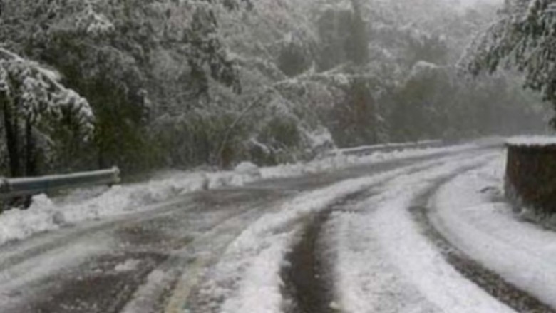 Rrugë me reshje të dendura të borës dhe ndërprerje për automjetet e rënda në Maqedoni