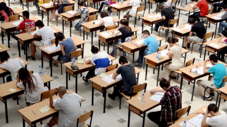 Sot maturantët në Maqedoni realizojnë provimin ekstern, shumica prej tyre kanë zgjedhur gjuhën angleze
