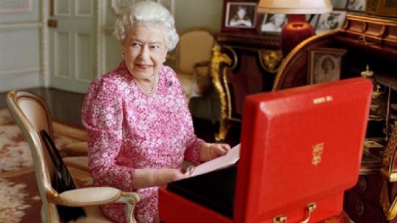 Mbretëresha Elizabeth II bëhet monarkja më jetëgjatë në fron