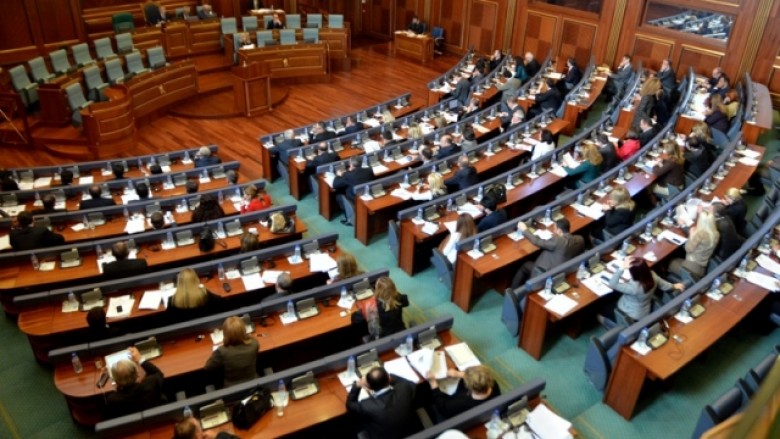 Opozita në “gjueti” të votave për mocion mosbesimi ndaj Qeverisë
