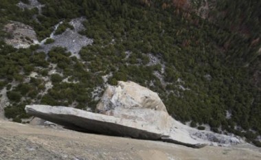 Me anë të Google Maps, shkëmbinjtë mund të shihen edhe në formë vertikale