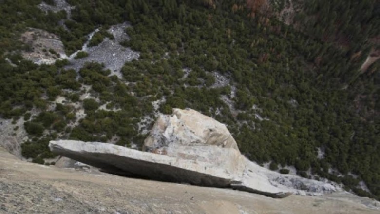 Me anë të Google Maps, shkëmbinjtë mund të shihen edhe në formë vertikale