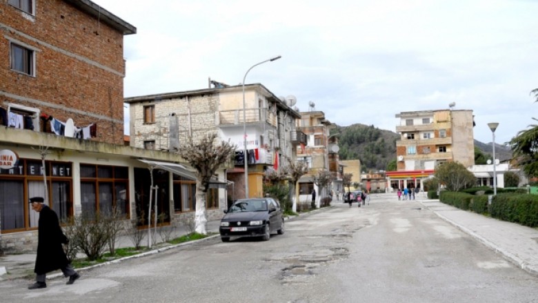 72-vjeçari u gjet i vdekur në përrua në Memaliaj, zbulohet se është qëllua me sëpatë dhe thikë