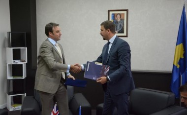 Ambasada Britanike, ndihmon Memli Krasniqin me 5 punonjës