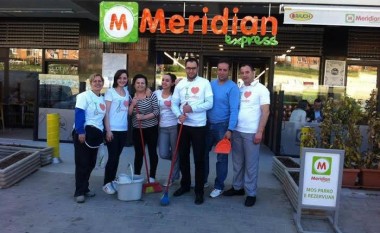 Meridian Express organizoi aktivitetin “Të pastrojmë lagjen tonë së bashku”