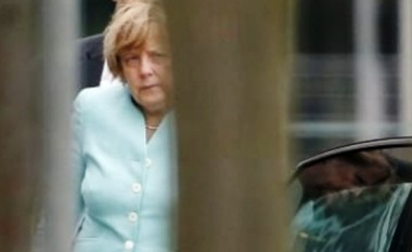 Merkel, në “krizë” si Greqia (Foto)