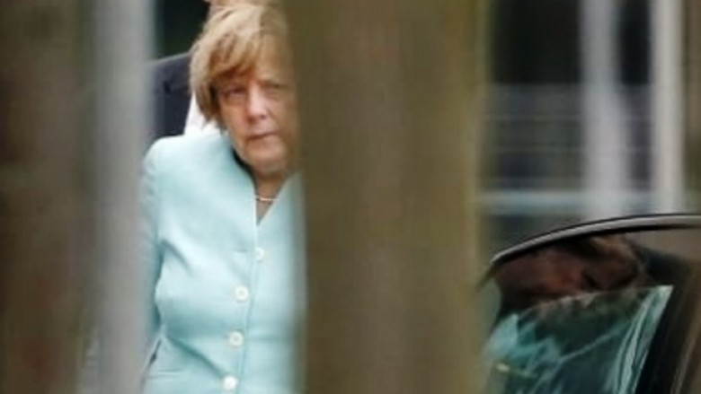 Merkel, në “krizë” si Greqia (Foto)