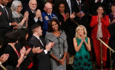 Michelle Obama shkëlqen me një kostum të Michael Kors