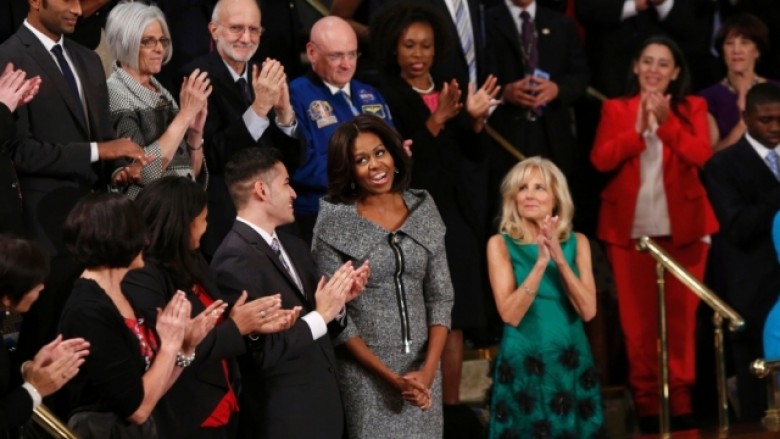 Michelle Obama shkëlqen me një kostum të Michael Kors