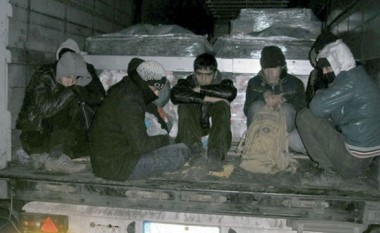 Zbulohen 47 emigrantë në një furgon në Strumicë
