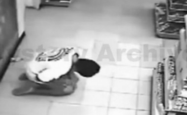 Misterioze: Shih se çfarë regjistruan kamerat e sigurisë në një supermarket (Video,+18)