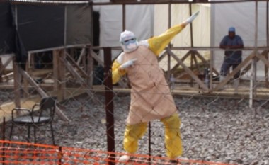 Mjekët në Siera Leone, po festojnë për lirimin e pacientit të fundit me Ebola (Video)