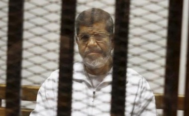 Morsi dënohet me burg të përjetshëm