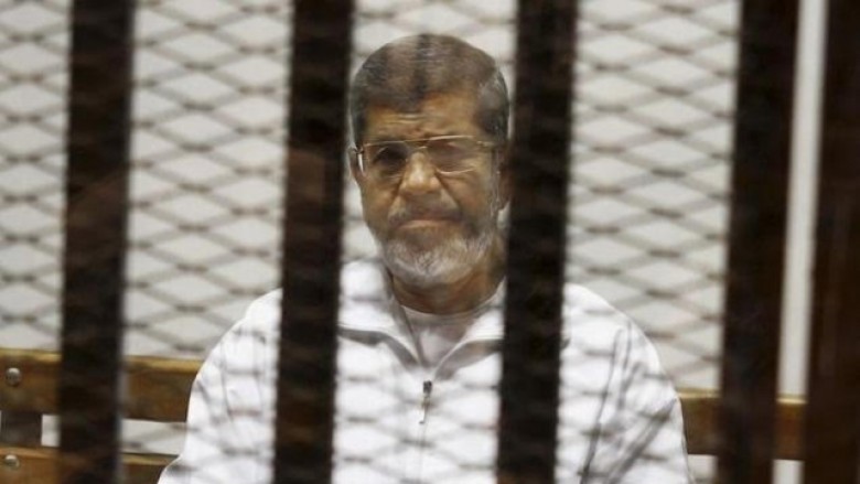 Morsi dënohet me burg të përjetshëm