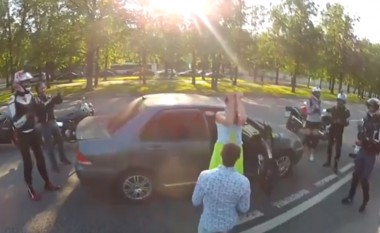 Një grup motoçiklistësh sulmojnë një vozitës, dhe… (Video)