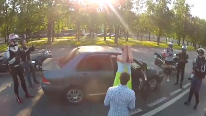 Një grup motoçiklistësh sulmojnë një vozitës, dhe… (Video)