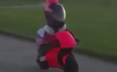 Prindërit e pakujdesshëm: Dyvjeçare që drejton motoçikletën si profesioniste, ka mundur ta pësojë! (Video)