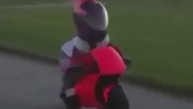 Prindërit e pakujdesshëm: Dyvjeçare që drejton motoçikletën si profesioniste, ka mundur ta pësojë! (Video)