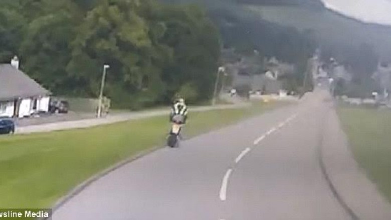 Motoçiklisti i pavëmendshëm u hodh 15 metra larg (Video)