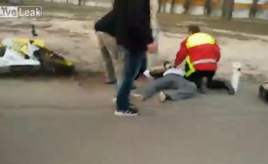 Motoçiklisti frikësoi fëmijën, që kishte nxjerr këmbët jashtë veturës (Video)