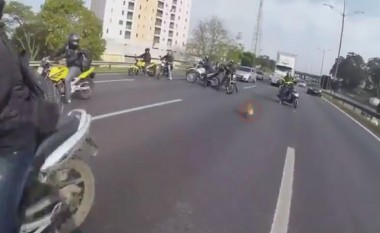 Motoçiklistët rrezikuan jetën në trafik të dendur, për të shpëtuar një qen (Video)