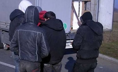 Zbulohen dhjetëra emigrantë në një makinë në Shtip