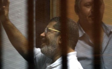 Konfirmohet dënimi me burgim të përjetshëm për ish-presidentin Morsi