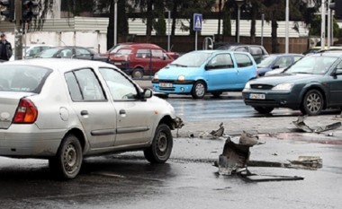 Dy të lënduar rëndë në aksidente komunikacioni në Shkup, 100 automjete të parkuara në mënyrë jo të rregullt