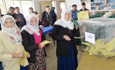 Në Turqi votuan edhe trinjaket 85 vjeçare