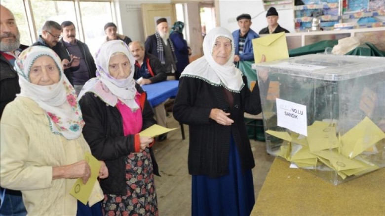 Në Turqi votuan edhe trinjaket 85 vjeçare