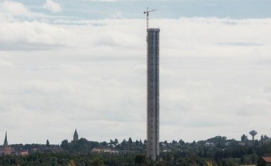 Ndërtesa e çuditshme, për testimin e ashensorëve të së ardhmes (Foto)