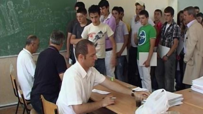 Sot fillon regjistrimi i nxënësve në shkollat e mesme në Maqedoni