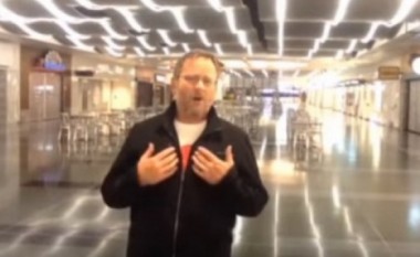 Ngujohet në aeroport, krijon “super videoklip” (Video)