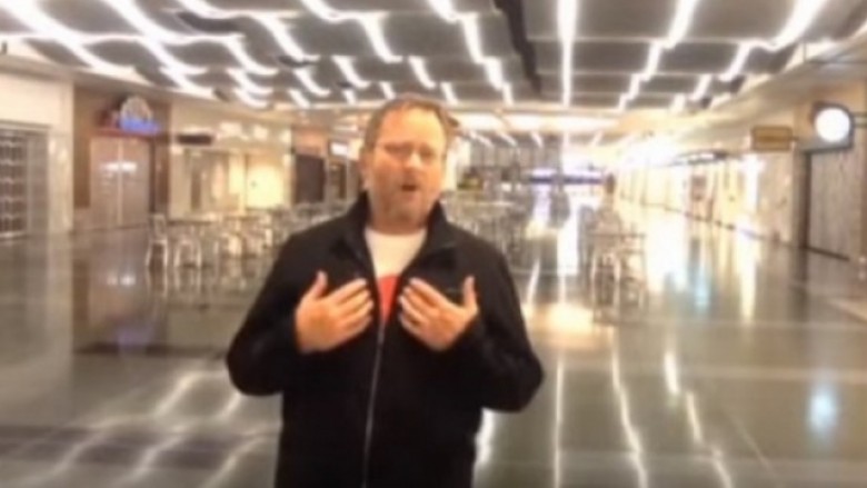 Ngujohet në aeroport, krijon “super videoklip” (Video)