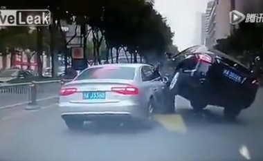 Vetura Nissan tentoi ta kalojë një Audi, por ndodhi diçka që shoferi nuk e priti! (Video)