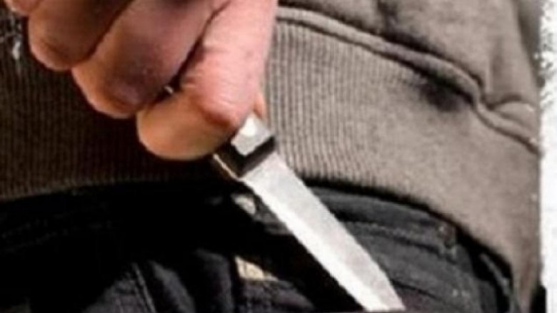 Theret me thikë një person në Prishtinë