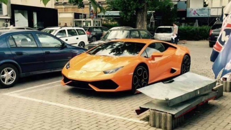 Një Lamborghini në vlerë 200 mijë euro i parkuar “midis” Prishtinës (Foto)