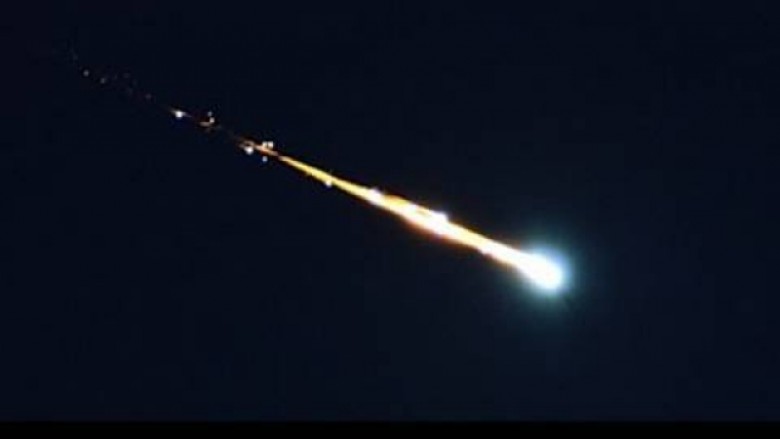 Një meteor bie duke rrezatuar një dritë të fuqishme (Video)