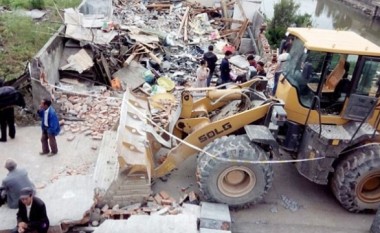 Nuk e përballoi ndarjen nga gruaja, ia rrënoi shtëpinë vjehrrit (Foto)