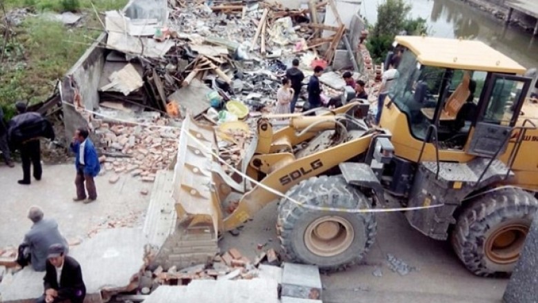 Nuk e përballoi ndarjen nga gruaja, ia rrënoi shtëpinë vjehrrit (Foto)