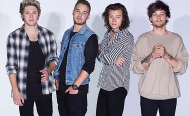 Anëtari i “One Direction” goditet në fytyrë gjatë koncertit (Video)